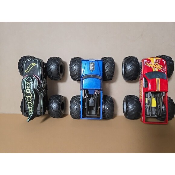 Hot Wheels Monster Trucks Bigfoot Rodger Dodger Gunkster Lot of 3 Toy Cars - Picture 2 of 16